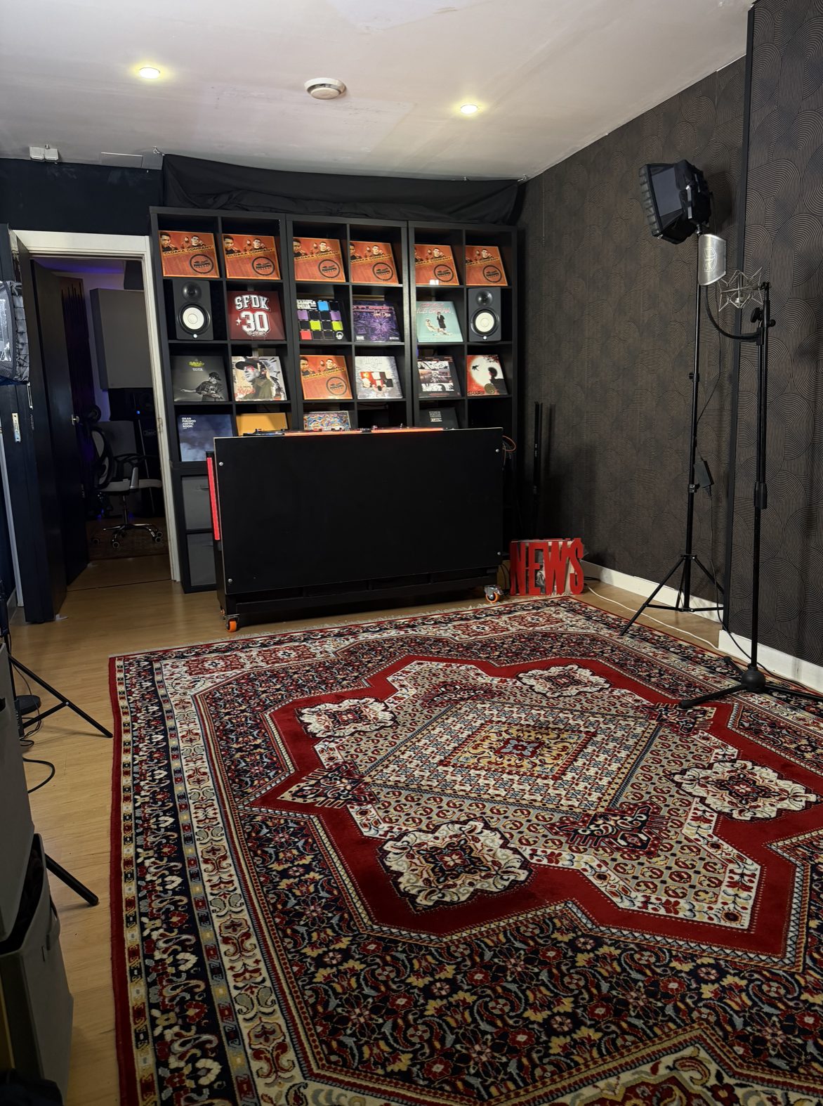 Sala de DJ de día, con alfombra, cabina y micrófono